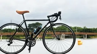 retro rower na tle wody