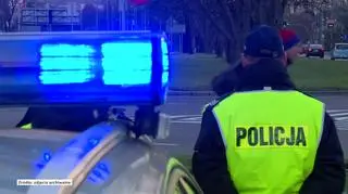 Policjant z drogówki na patrolu. 