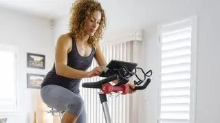 Rower stacjonarny przy odchudzaniu. Jak na nim ćwiczyć?