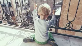 balkon, dziecko, dziecko na balkonie