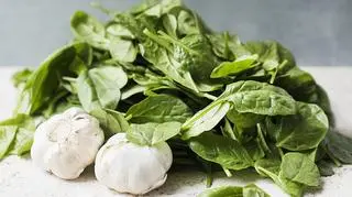 Erbazzone ze szpinakiem. Wytrawne wegańskie danie, które sprawdzi się jako przekąska. 