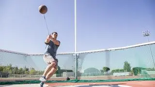 mężczyzna, który rzuca młotem 