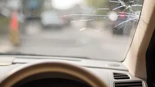 Pęknięcia na przedniej szybie samochodowej 