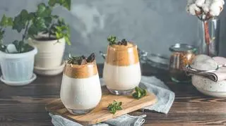 Kawa Dalgona, czyli kawa po koreańsku - najprostszy przepis, składniki, jak podawać