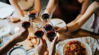 Kieliszki z czerwonym winem