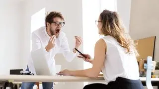 Szef krzyczy na pracownicę w biurze