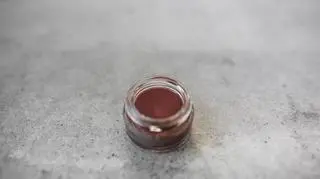 Obłędnie czekoladowa i odżywcza pomadka do ust . Bez problemu zrobisz ją w domu