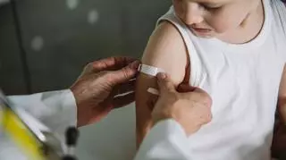 Placówki edukacyjne tylko dla zaszczepionych dzieci? Lekarz rodzinny nie pozostawia złudzeń