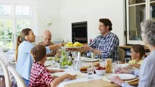 Szczęśliwa rodzina przy stole 