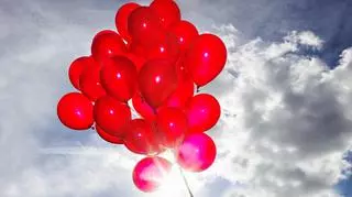 Czerwone balony na tle nieba