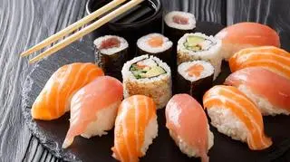 sushi na talerzu