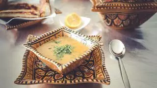 Zupa w kwadratowej misce