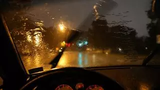szyba samochodu w trakcie deszczu