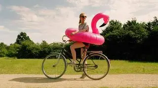 Pani na rowerze z kołem ratunkowym