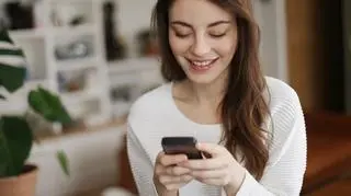 Kobieta, która pisze coś na telefonie 