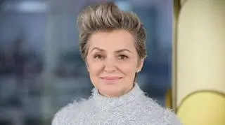 Aktorzy "Na Wspólnej" na planie z maskami, strzałami i łukami. Aleksandra Konieczna: "Nie ogarniam tego"