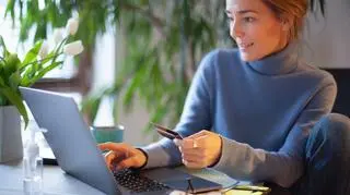 kobieta, która robi zakupy przez internet 