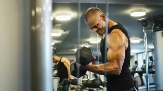 Siłownia, mięśnie, biceps, hantle