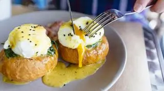 Jajko w koszulce na pszennej bułce