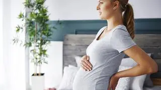 Kobieta w ciąży cierpiąca na ból pleców