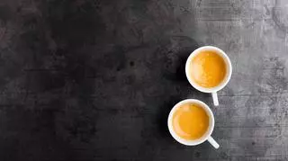 Kawa z masłem - dwie filiżanki kawy. 