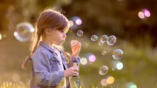 Bańki mydlane. Przepis na płyn do baniek mydlanych. Kiedy najlepiej puszczać bańki?