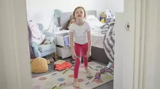 Zdenerwowana dziewczynka w swoim pokoju