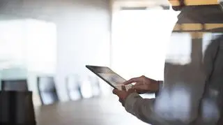 Kobieta dotyka ekranu dotykowego smartfona lub tabletu, 