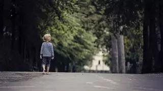 Chłopiec, który idzie ulicą 
