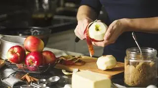 Ciasto z jabłkami, obieranie jabłek. 
