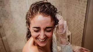 kobieta zmywa farbę z włosów