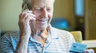 oszustwo na wnuczka, starszy mężczyzna, dziadek, telefon