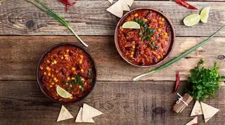 Potrawka meksykańska w dwóch miseczkach