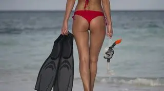 Kobieta w bikini z płetwami na plaży