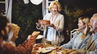 Impreza rodzinna. Kobieta podaje tort.