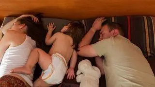 Czy spanie z dzieckiem w jednym łóżku to dobry pomysł? 