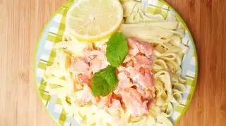 Makaron z fososiem i cytryną na talerzu