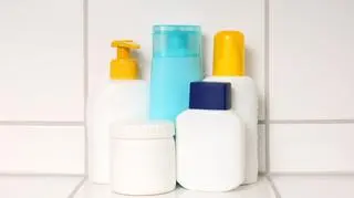 Butelki z szamponami w łazience