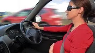Ciężarna kobieta prowadzi auto