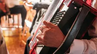 Jaka jest muzyka folkowa? O zespołach i instrumentach