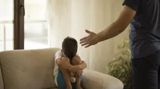 Rodzice biją i stosują przemoc psychiczną wobec dzieci. Jak świadomie wychowywać dziecko?