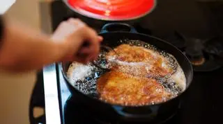 Kobieta smazy na patelni kotlety