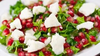 Sałatka z kozim serem, rukolą i granatem.