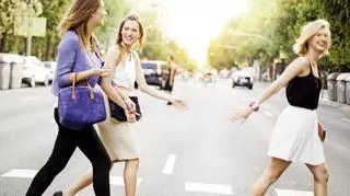 Kobiety w spódnicach przechodzą przez ulicę