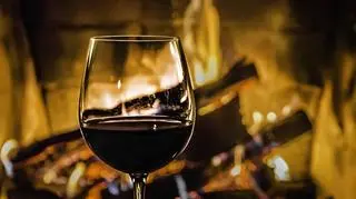 czerwone wino przy kominku 