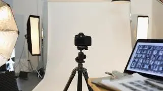 Lampy oświetleniowe w studiu fotograficznym