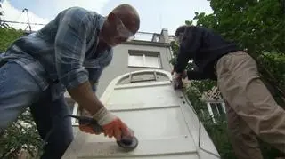 Renowacja drewnianych drzwi - jak ją przeprowadzić?