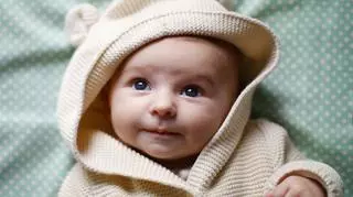 Odruch Moro - noworodek w sweterku