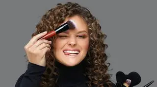 Kobieta z pędzlami do makijażu.