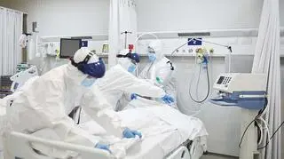 Medycy na oddziale covidowym. 